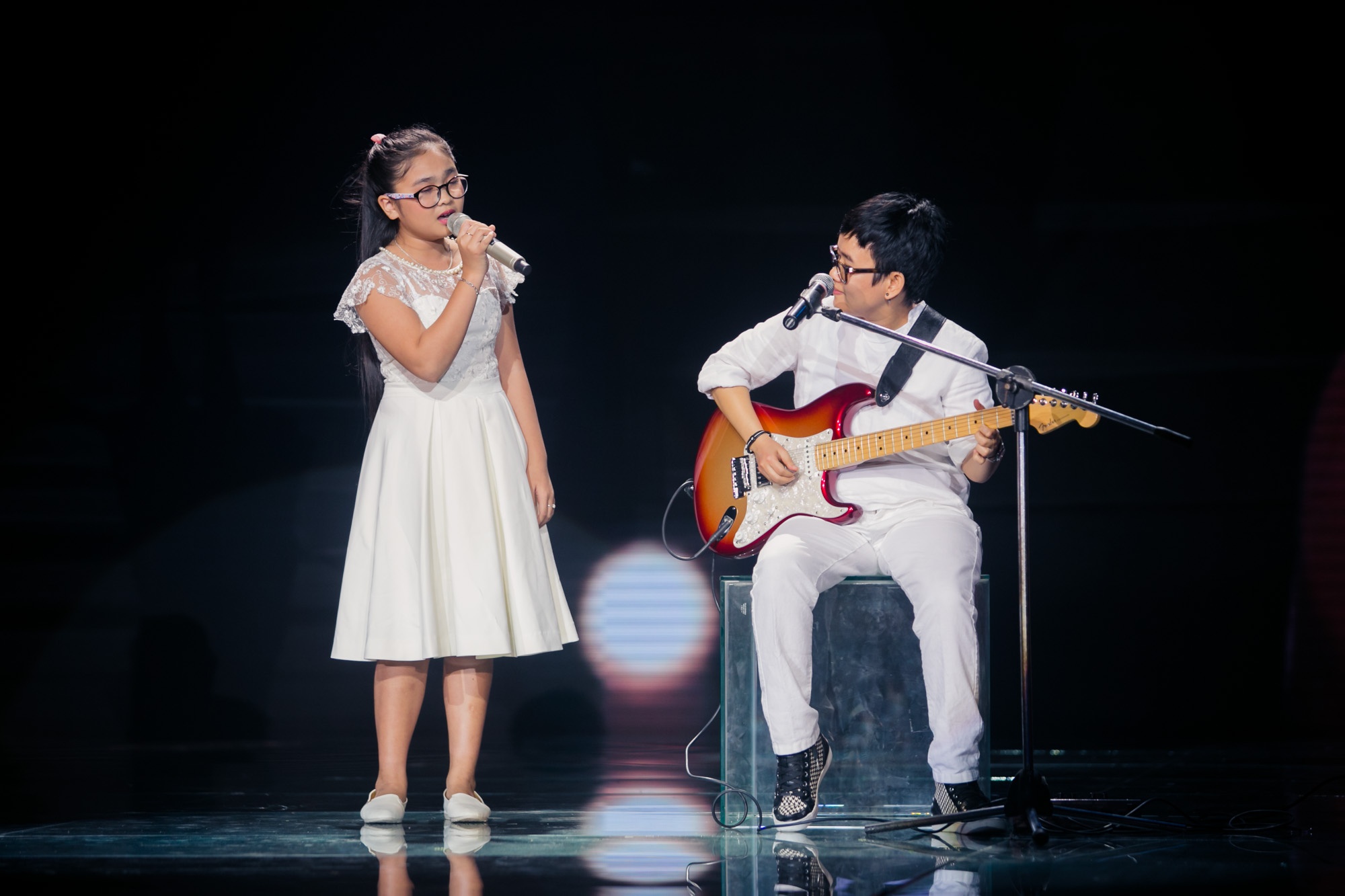 Cô bé đu đủ Thiện Nhân kết hợp cùng nhạc sĩ Phương Uyên trong ca khúcMẹ yêu.  Đây là tiết mục từng được trình diễn trong chương trình Giọng hát Việt nhí vừa qua. Trên sân khấu, quán quân mùa thứ 2 vẫn chinh phục người nghe bằng chất giọng tình cảm, đầy cảm xúc. Theo dự tính ban đầu, cô bé sẽ có màn tái hợp cùng Mai Chí Công trong ca khúc Thương nhau lý tơ hồng, tuy nhiên cuối cùng hot boy mắt hí không thể thu xếp để vào TP.HCM kịp lúc nên đành lỡ hẹn