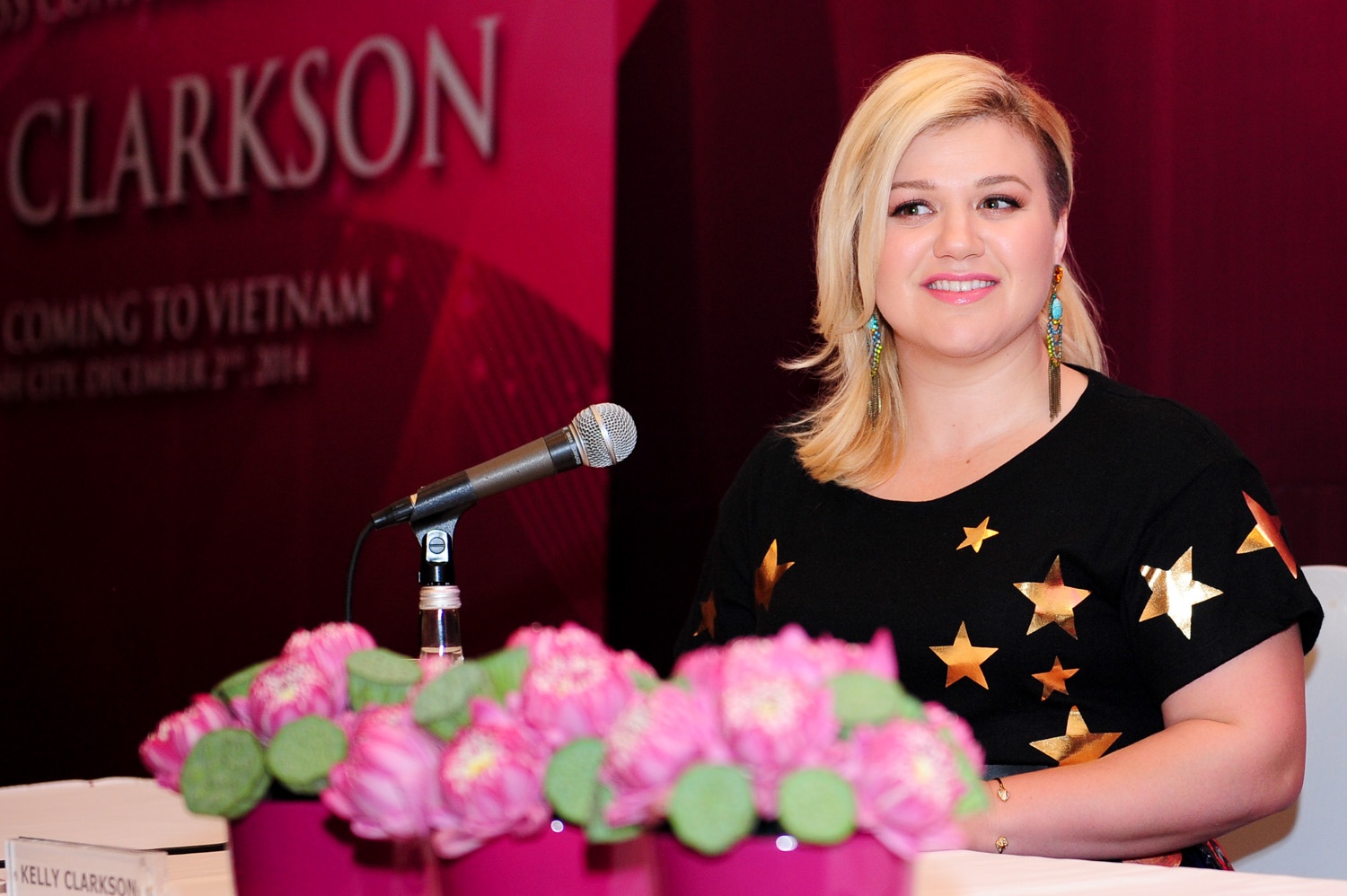 Nữ ca sĩ nhạc Pop chia sẻ thêm: “Khi còn nhỏ, mẹ của tôi có rất nhiều người bạn tham gia các cuôc thi sắc đẹp, nên bà rất mong muốn khi lớn lên, tôi cũng sẽ làm được điều này. Tuy nhiên, sự thật là tôi lại không hề thuộc về thế giới này. Nhưng tôi không lấy làm buồn bởi nét đẹp của người phụ nữ còn nằm ở sự tự tin, kiến thức, phong thái và rất nhiều điều khác nữa. Bản thân các cuộc thi hoa hậu không chỉ là sàn diễn cho vẻ đẹp mà còn tôn vinh nững điều này. Tôi đã từng nghĩ nếu mình có một đôi chân dài sẽ làm được rất nhiều thứ như đi lại trên đường phố mà không mặc gì, quyến rũ như Beyonce…, nhưng tôi vẫn tự hào với những gì mình có và cố gắng tôn vinh nó hết sức có thể”.