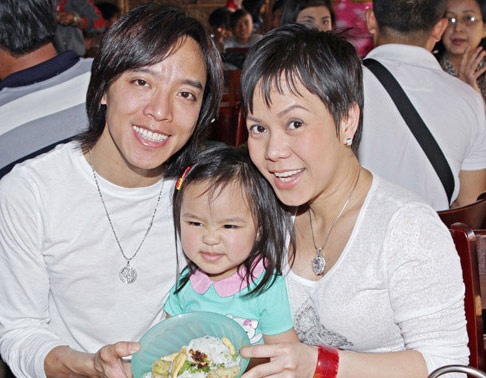 Chuyen chua ke ve Viet Huong va nguoi chong dien trai hinh anh