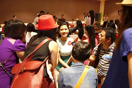 Người đẹp Diễm Quỳnh trong vòng vây báo chí