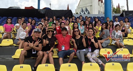 Thúy Hằng – Thúy Hạnh và đạo diễn Phạm Hoàng Nam bên các thí sinh.