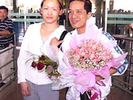 Bức ảnh hiếm hoi của Minh Nhí và vợ trong dịp về Việt Nam năm 2005.