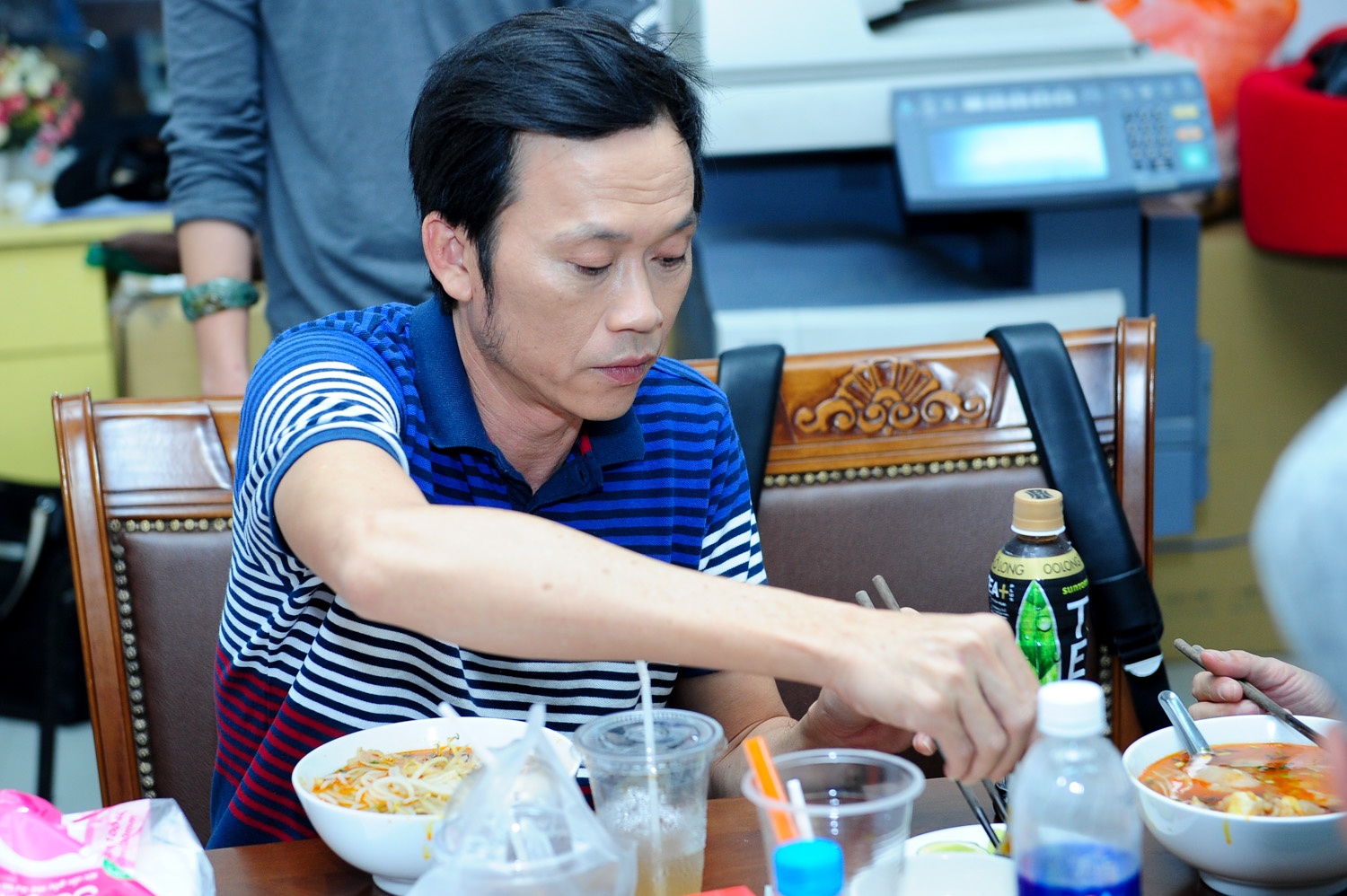 Hoai Linh tranh thu an bun bo trong hau truong hinh anh