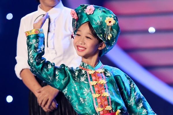 Be 8 tuoi gia gai xuat sac vuot doi thu hinh anh