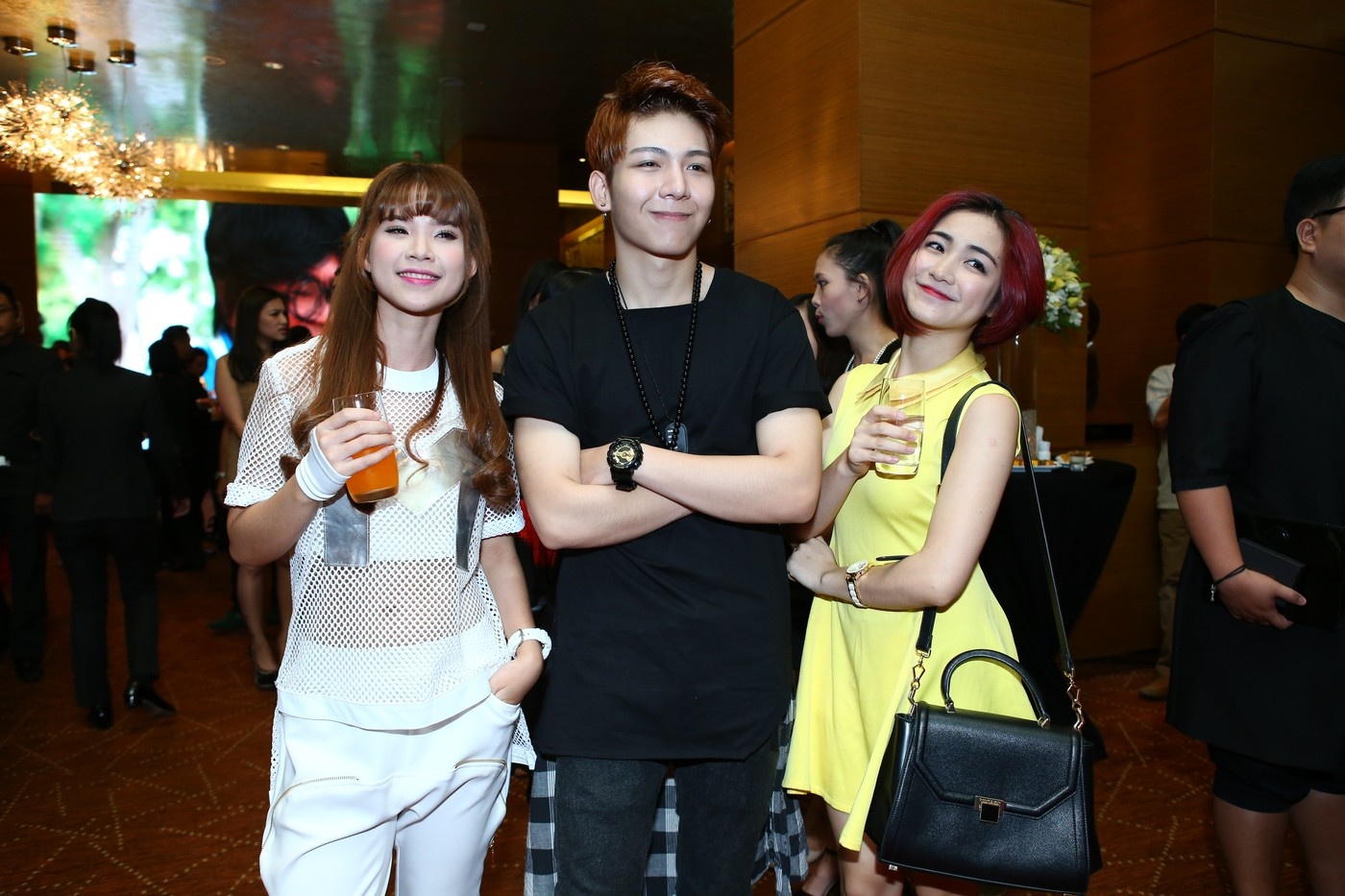 Khoi My mac ren xuyen thau xuat hien cung ban trai tin don hinh anh