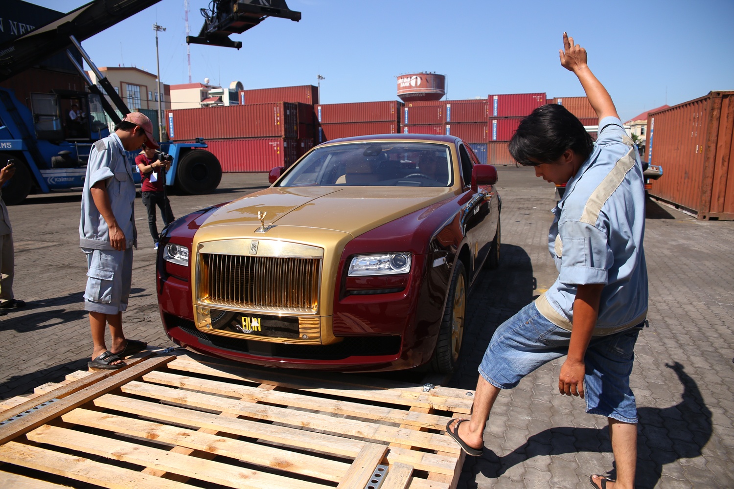 Can canh xe ma vang 40 ty Mr. Dam dua len san khau hinh anh