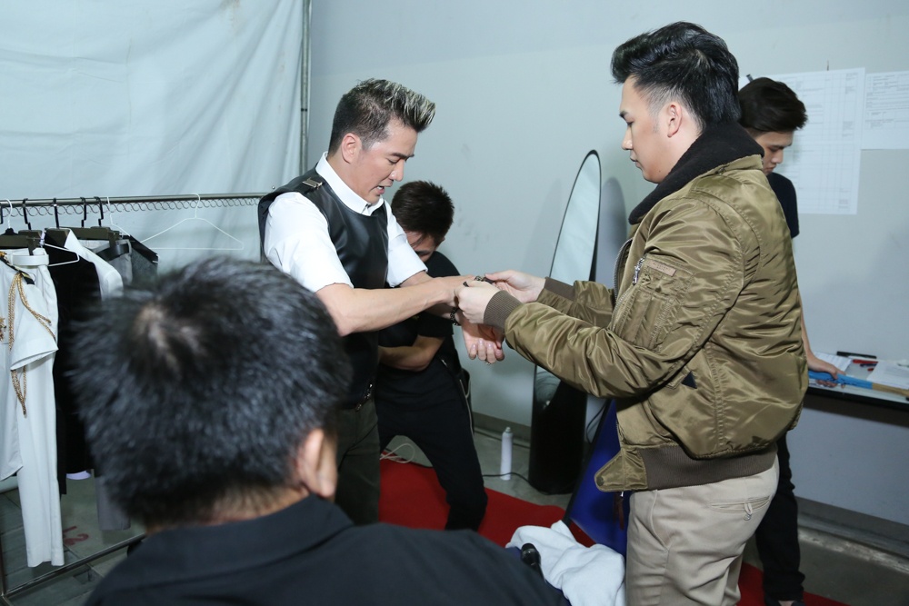 Luc tu quan ao, giay dep do so dat sau canh ga cua Mr. Dam hinh anh