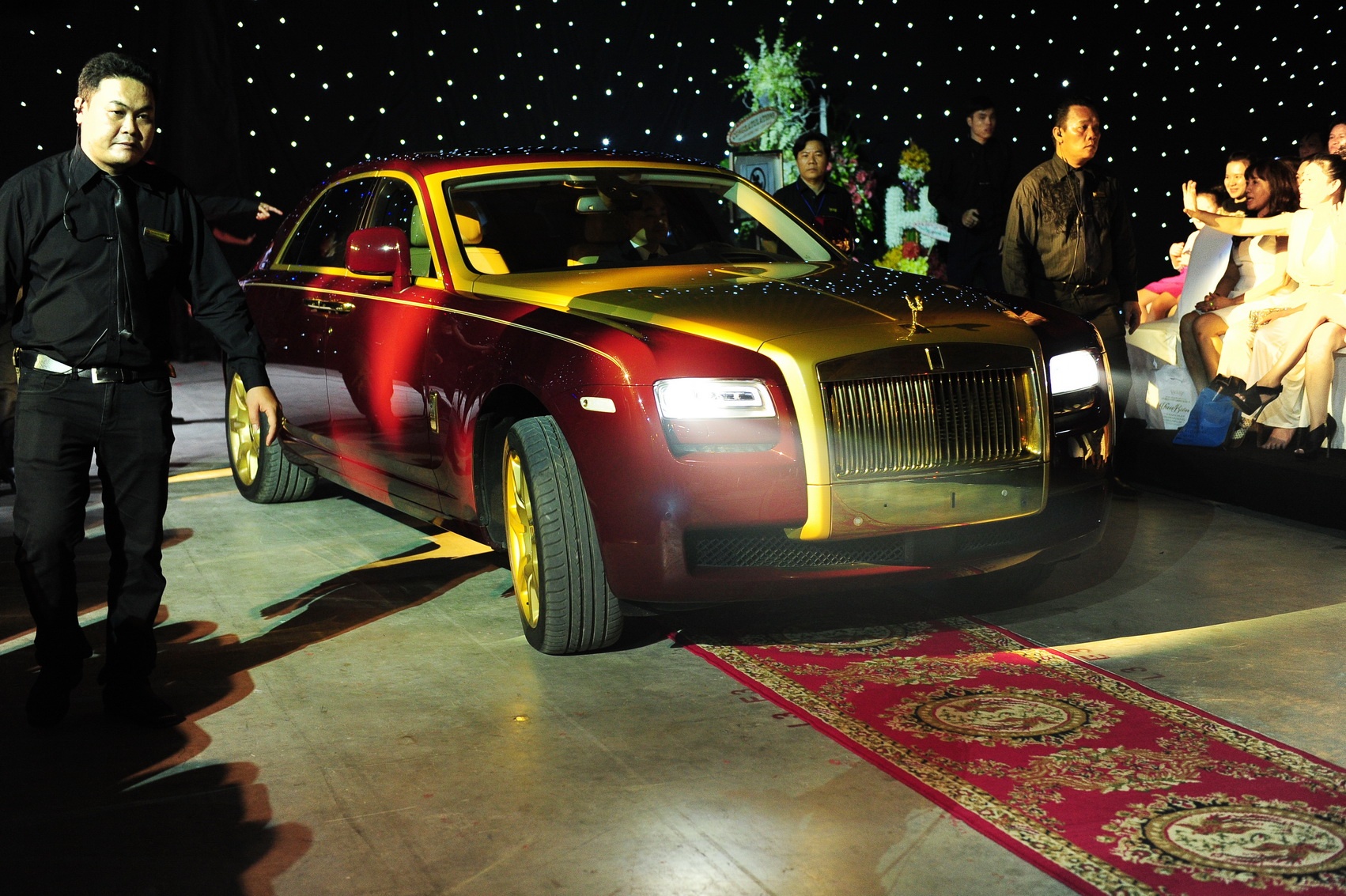 Sieu xe ma vang 40 ty gay nao dong liveshow Mr. Dam hinh anh