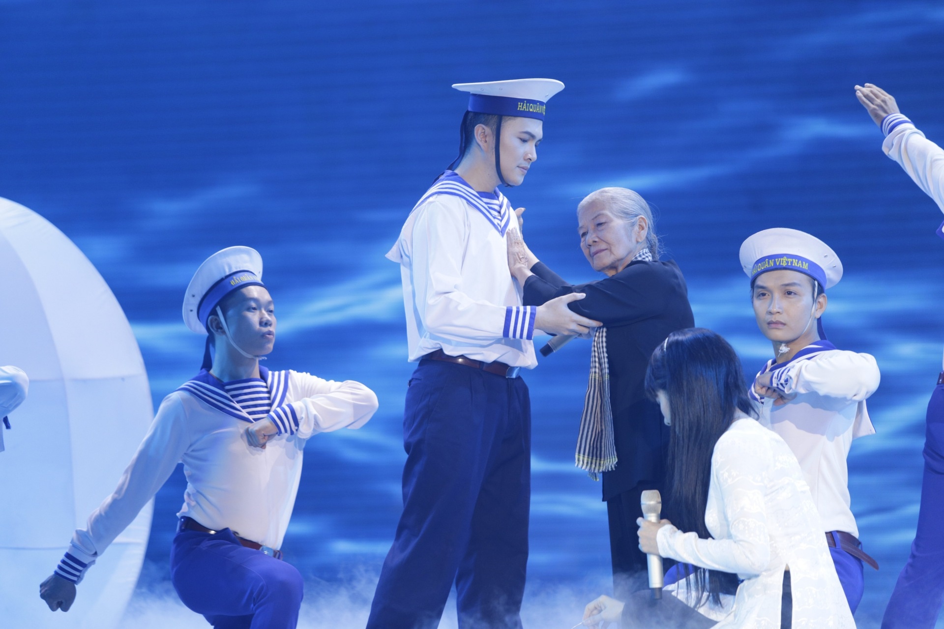 Van Trang - Nam Cuong hat 'Truong Sa to quoc me hien' hinh anh