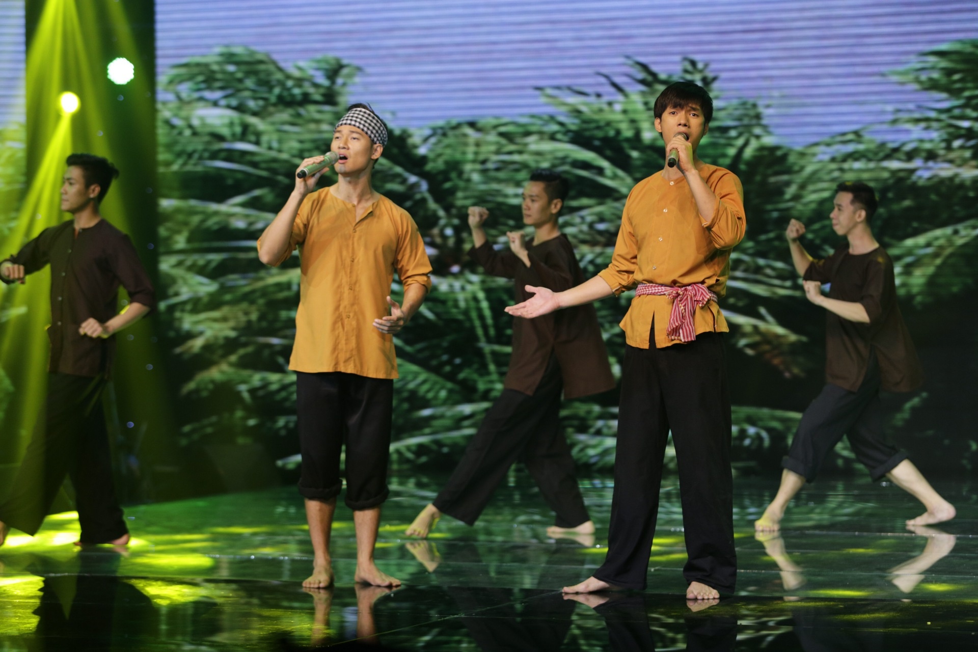 Duc Tuan - Nhan Phuc Vinh hat 'Bai ca Dat phuong Nam' hinh anh