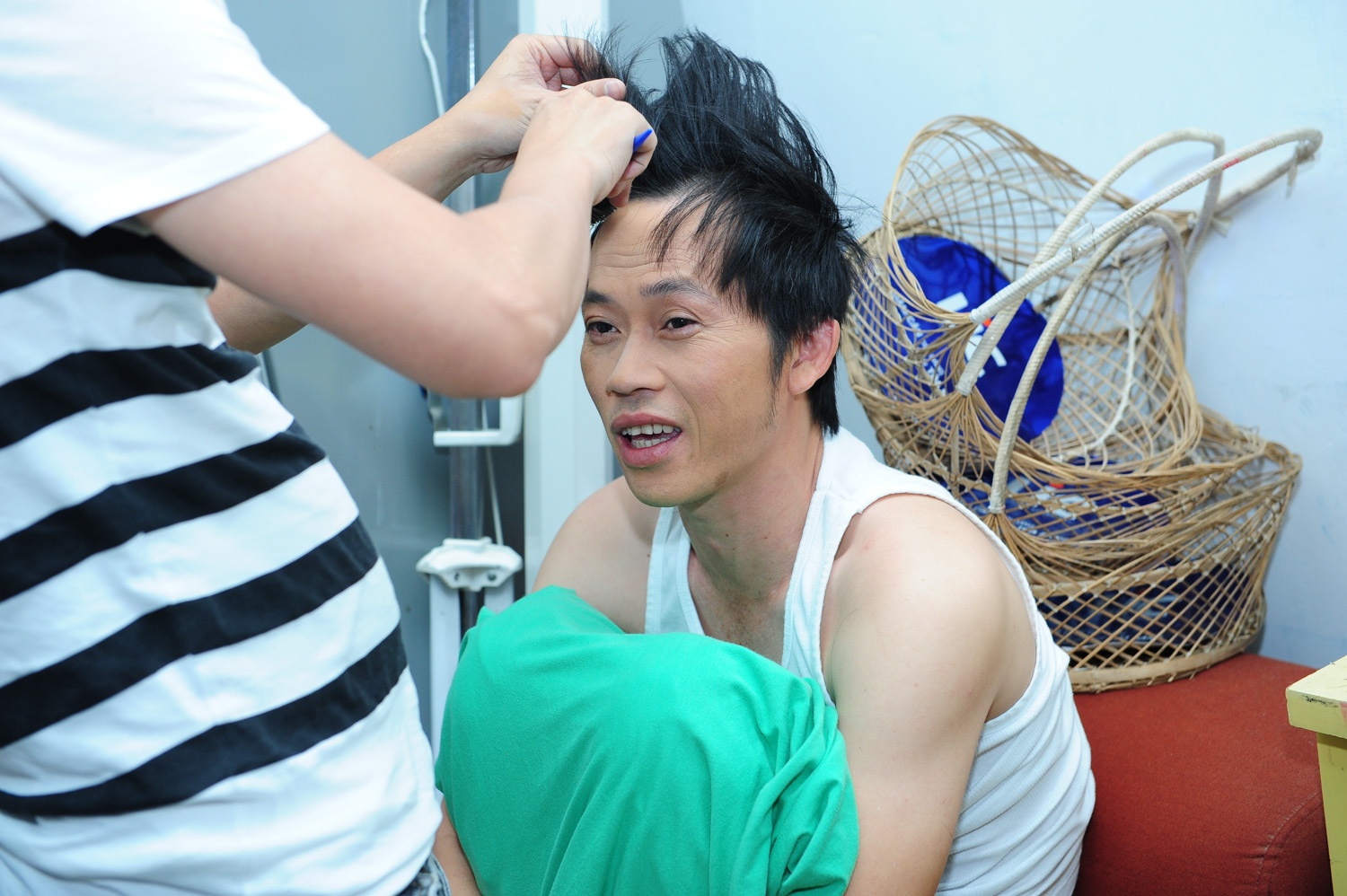 Hoai Linh mac ao ba lo trong hau truong hinh anh
