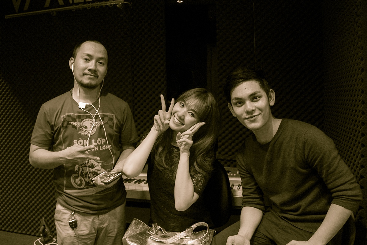 Tien Dat huong dan Hari Won trong phong thu hinh anh