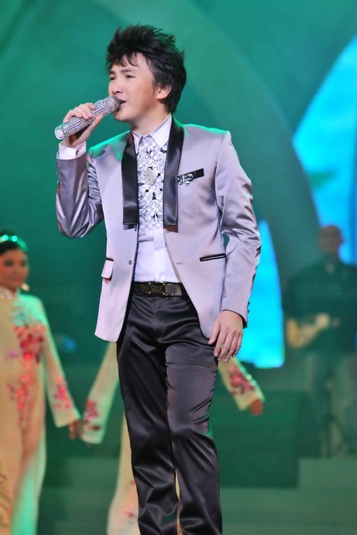 Sau khi giành chiến thắng thuyết phục tại gương mặt thân quen mùa đầu tiên, Khởi My nhanh chóng bước lên một tầm cao mới cũng như phủ sóng hình ảnh của mình rộng khắp mọi tỉnh thành của đất nước, trong đó không thể thiếu thị phần miền Tây. Cùng với thành công của loạt bản hit Gửi cho anh, Người yêu cũ... hình ảnh thân thiết, gần gũi của một VJ cho kênh truyền hình đã khiến cái tên Khởi My “hot” hơn bao giờ hết. Bên cạnh đó, việc theo đuổi dòng nhạc teen dễ thương, dễ nghe dễ thuộc và khả năng giao lưu tốt chính là yếu tố giúp Khởi My là một trong những ca sĩ khá đắt show của các tỉnh miền Tây, đặc biệt những đêm diễn có đối tượng chính là khán giả tuổi teen và thanh thiếu niên. Sau khi giành chiến thắng thuyết phục tại gương mặt thân quen mùa đầu tiên, Khởi My nhanh chóng bước lên một tầm cao mới cũng như phủ sóng hình ảnh của mình rộng khắp mọi tỉnh thành của đất nước, trong đó không thể thiếu thị phần miền Tây. Cùng với thành công của loạt bản hit Gửi cho anh, Người yêu cũ... hình ảnh thân thiết, gần gũi của một VJ cho kênh truyền hình đã khiến cái tên Khởi My “hot” hơn bao giờ hết. Bên cạnh đó, việc theo đuổi dòng nhạc teen dễ thương, dễ nghe dễ thuộc và khả năng giao lưu tốt chính là yếu tố giúp Khởi My là một trong những ca sĩ khá đắt show của các tỉnh miền Tây, đặc biệt những đêm diễn có đối tượng chính là khán giả tuổi teen và thanh thiếu niên. Khi âm nhạc online phát triển mạnh tại thị trường Việt Nam, Hồ Quang Hiếu may mắn vụt sáng với vô số bản hit đình đám như Chỉ cần em hạnh phúc, Còn lại gì sau cơn mưa, Vết thương chưa lành, Ngã tư đường, Không cảm xúc, Con bướm xinh...... Chính những bản hit này đưa tên tuổi Hồ Quang Hiếu đến rất gần với khán giả, đặc biệt là khán giả trẻ miền Tây, giúp anh trở thành cái tên được các bầu show “săn đón” nhiệt tình và mang lại nguồn thu nhập khủng. Anh thậm chí được xem là vedette miền Tây và là  Khi âm nhạc online phát triển mạnh tại thị trường Việt Nam, Hồ Quang Hiếu may mắn vụt sáng với vô số bản hit đình đám như Chỉ cần em hạnh phúc, Còn lại gì sau cơn mưa, Vết thương chưa lành, Ngã tư đường, Không cảm xúc, Con bướm xinh...... Chính những bản hit này đưa tên tuổi Hồ Quang Hiếu đến rất gần với khán giả, đặc biệt là khán giả trẻ miền Tây, giúp anh trở thành cái tên được các bầu show “săn đón” nhiệt tình và mang lại nguồn thu nhập khủng. Anh thậm chí được xem là vedette miền Tây và là 