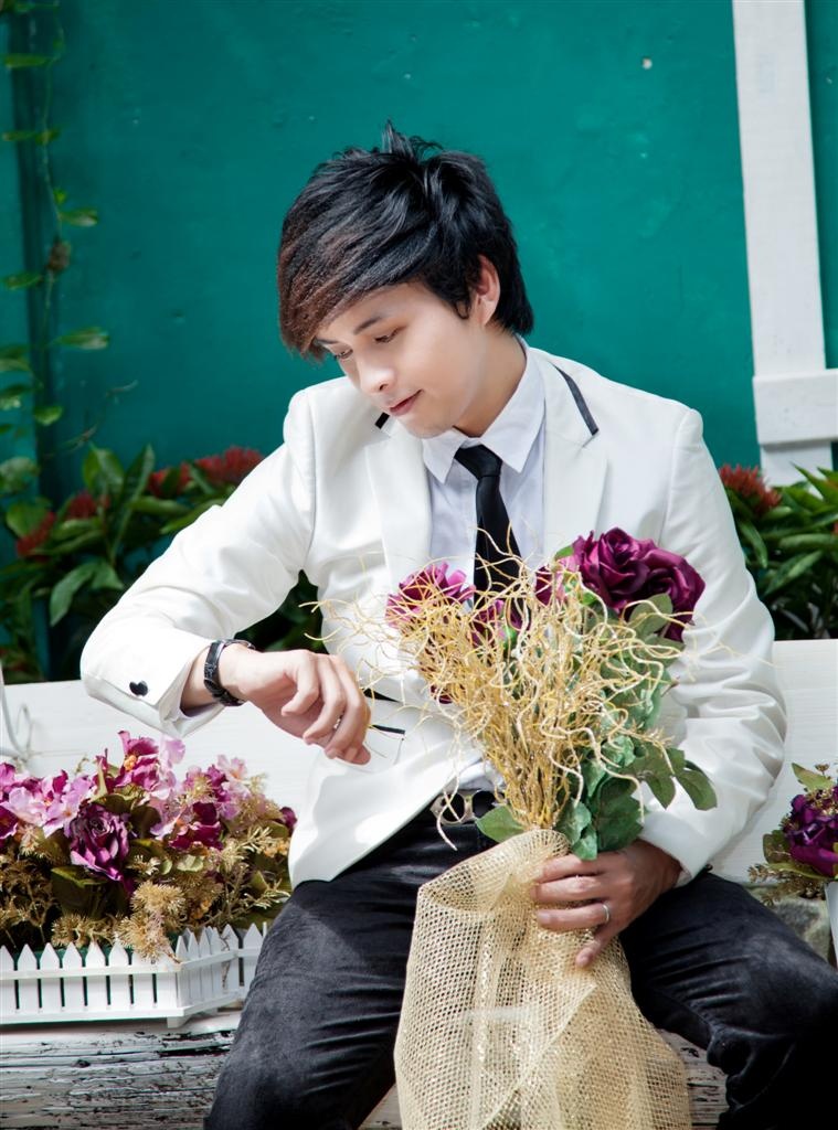 Khi âm nhạc online phát triển mạnh tại thị trường Việt Nam, Hồ Quang Hiếu may mắn vụt sáng với vô số bản hit đình đám như Chỉ cần em hạnh phúc, Còn lại gì sau cơn mưa, Vết thương chưa lành, Ngã tư đường, Không cảm xúc, Con bướm xinh...... Chính những bản hit này đưa tên tuổi Hồ Quang Hiếu đến rất gần với khán giả, đặc biệt là khán giả trẻ miền Tây, giúp anh trở thành cái tên được các bầu show “săn đón” nhiệt tình và mang lại nguồn thu nhập khủng. Anh thậm chí được xem là vedette miền Tây và là 