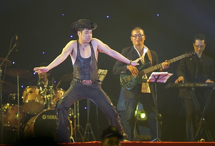 Tuy không còn quá ăn khách tại thị phần thành phố nhưng ở thị trường miền Tây và các tỉnh, Ngọn Sơn vẫn là một cái tên khá “hot”. Hình ảnh anh được khán giả bu như kiến, cổ vũ đến phát rồ gần như không còn gì quá xa lạ. Nói đến anh, người ta vẫn nhắc đến nam ca sĩ hút khách kinh khủng và lâu năm nhất ở miền Tây vì có thể hát nhiều loại nhạc và giao lưu rất nhiệt tình, nhạc do anh tự sáng tác cũng khá hay và dễ hiểu. Trong show Dấu ấn mới đây tổ chức tại TP.HCM, nhiều fan của anh tại các tỉnh miền Tây cũng không cất công đón xe lên để cổ vũ thần tượng.