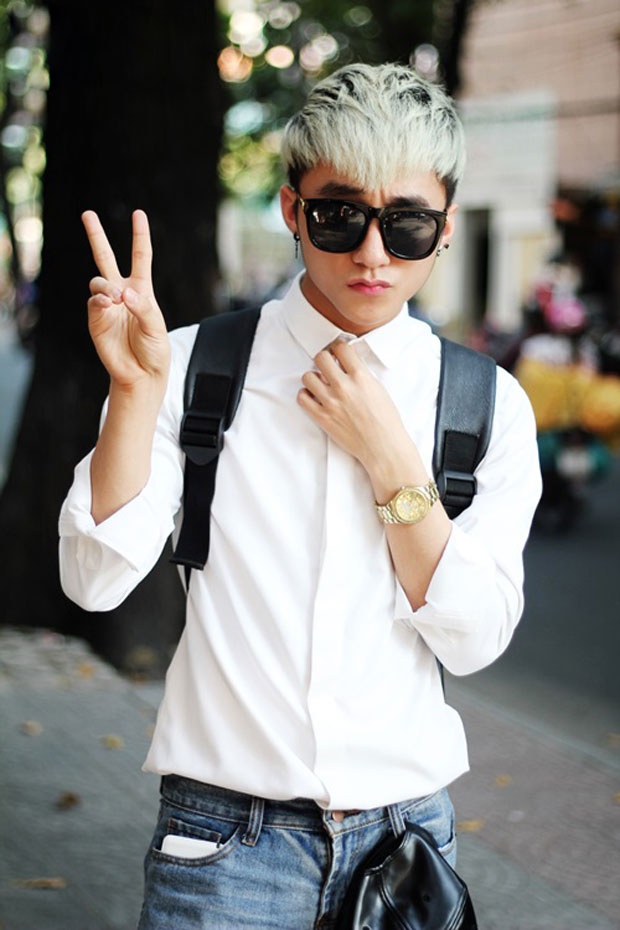 Với sức hút khủng khiếp từ bản hit Em của ngày hôm qua, Sơn Tùng M-TP nhanh chóng ghi dấu mình vào danh sách những ca sĩ trẻ “hot” nhất hiện nay của Vpop và dĩ nhiên cũng trở thành “ngôi sao” của các sân khấu miền Tây. Chỉ cần sự xuất hiện của anh chàng trên poster cũng đủ là minh chứng cho một đêm diễn thành công. Lịch làm việc của Sơn Tùng M-TP trong khoảng thời gian này đã dày đặc trong đó nghiễm nhiên cũng chủ yếu là các khu vực tỉnh thành. Mới đây, một bầu show đã sẵn sàng trả 600 triệu cho nam ca sĩ gốc Thái Bình này góp mặt trong 5 chương trình liên tiếp tại tỉnh miền Tây đã chứng tỏ đột hot của anh. 