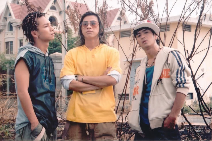 Sau khi tốt nghiệp trung học cơ sở, Hùng Thuận chuyển hướng sang làm ca sĩ. Anh là thành viên của nhóm nhạc MBK với 2 thành viên khác. Sau một thời gian hoạt động không mấy thành công, nhóm MBK tan rã, còn Hùng Thuận bước vào sự nghiệp solo của mình. Tuy nhiên, nghiệp cầm ca của anh chàng cũng không mấy khởi sắc.