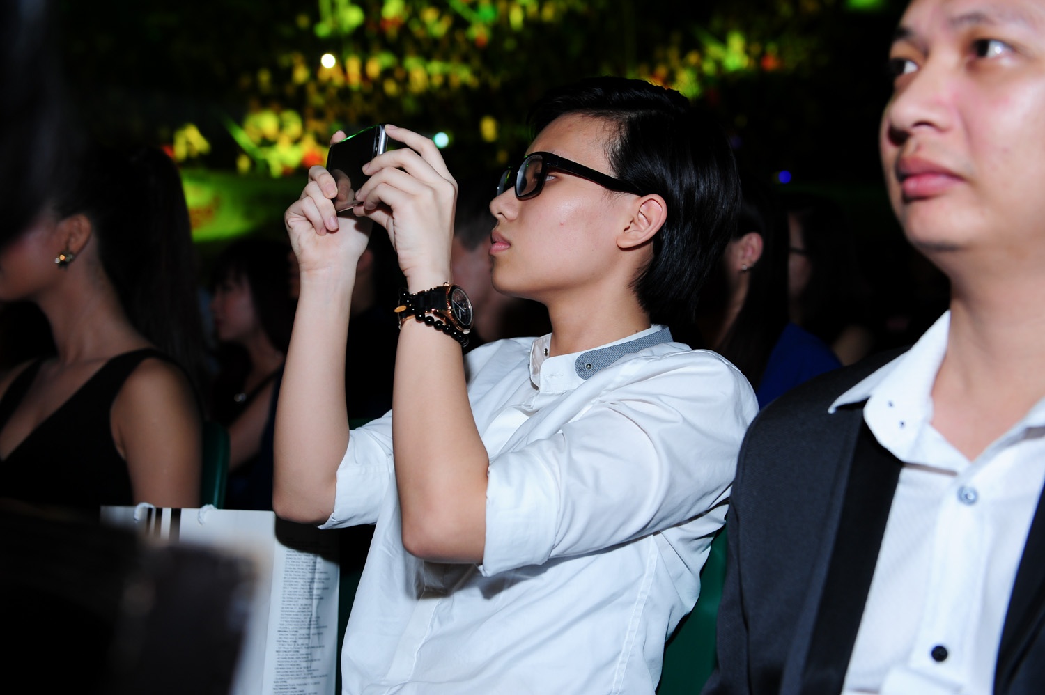 Tiên Cookie chăm chú theo dõi màn trình diễn của Bích Phương và dùng điện thoại ghi lại những hình ảnh của cô bạn trên sân khấu.