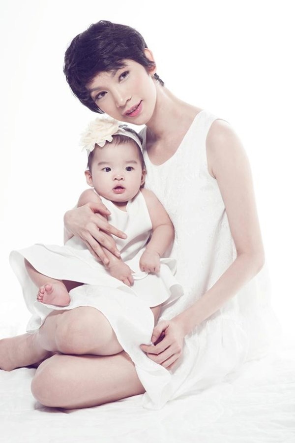 Xuân Lan luôn dành hết thời gian cho việc chăm sóc con dù phải đối mặt với nhiều tin đồn về cha của bé Thỏ.