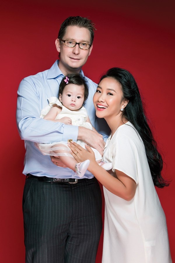 Đầu tháng 4 năm nay, nữ ca sĩ 36 tuổi đã hạ sinh một công chúa xinh xắn. Bé Sol của Đoan Trang và chồng Tây rất bụ bẫm và đáng yêu.