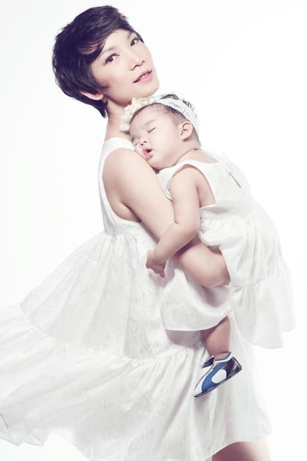 Cựu người mẫu Xuân Lan quyết định mang thai ở tuổi 35. Cô không tiết lộ về danh tính của cha bé Thỏ khiến nhiều người tò mò. 