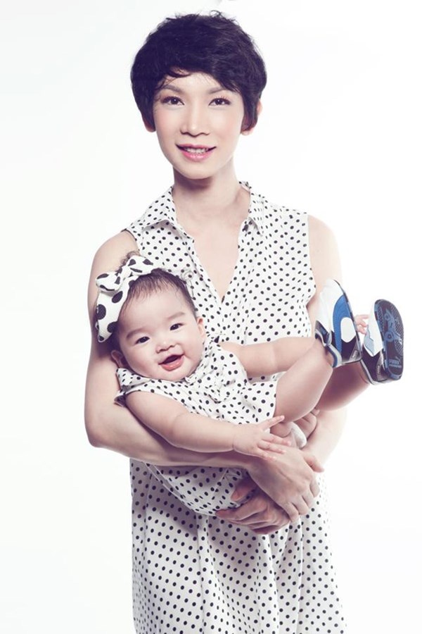 Tháng 11/2013,  Xuân Lan sinh hạ con gái đầu lòng.