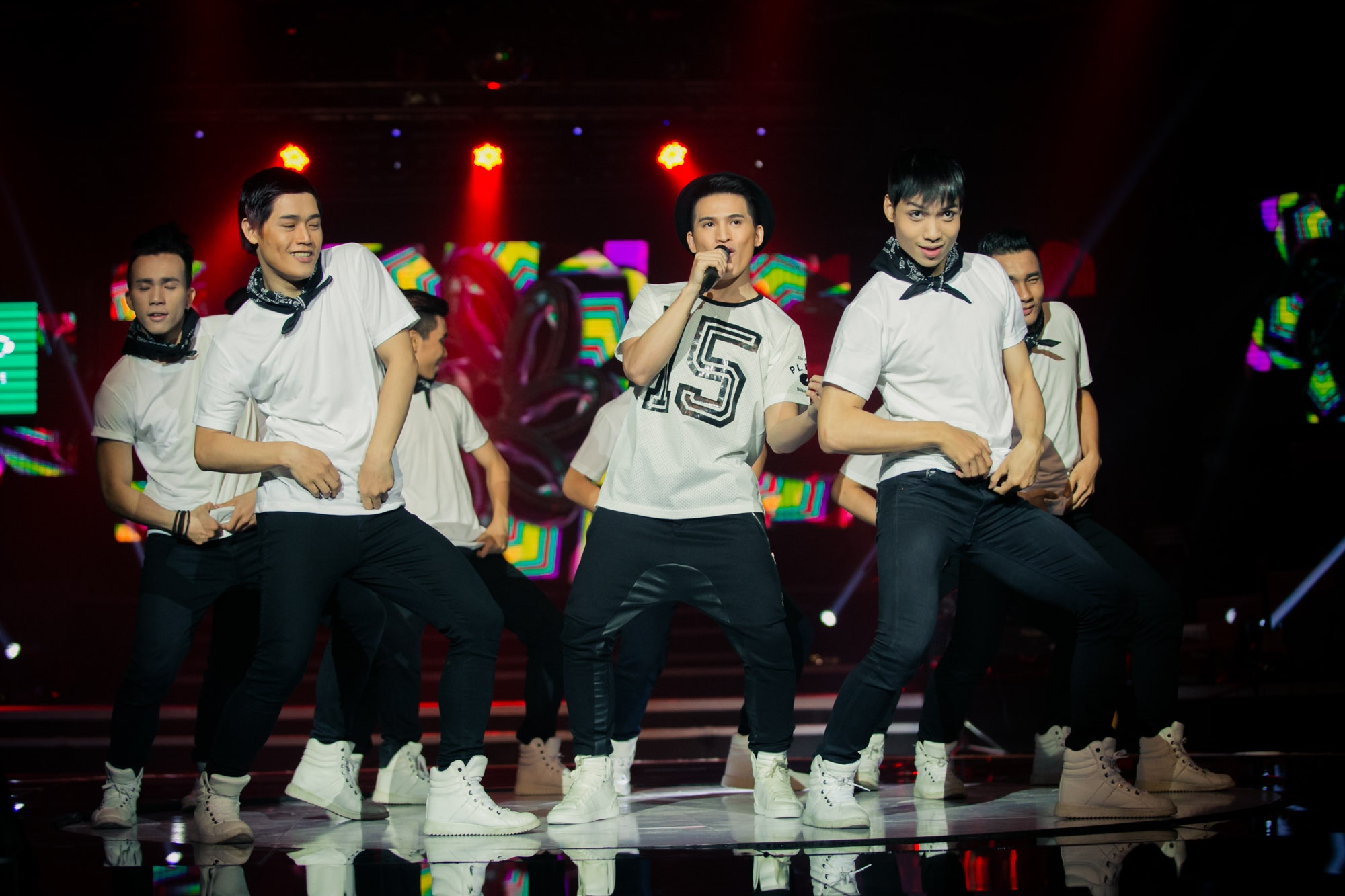 Trong liveshow tối qua, Quốc Thiên mở màn với ca khúc Xin chào! Xin chào! của nhạc sĩ Đức Trí. Đây là nhạc sĩ đã có nhiều ảnh hưởng đến sự nghiệp ca hát của Quốc Thiên. 