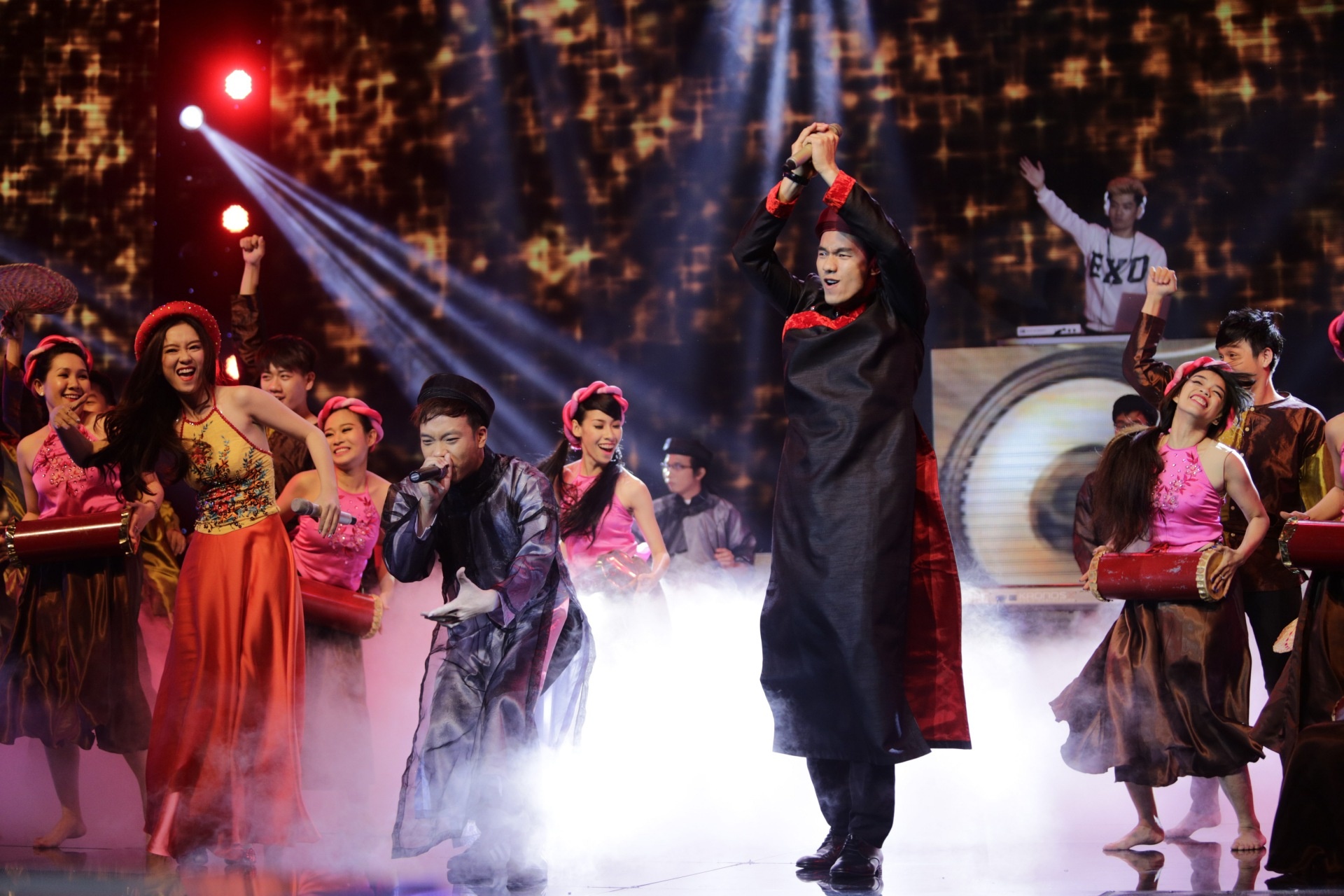 Nhan Phuc Vinh - Dinh Huong hat 'Beo Dat May Troi,Trong Com' hinh anh