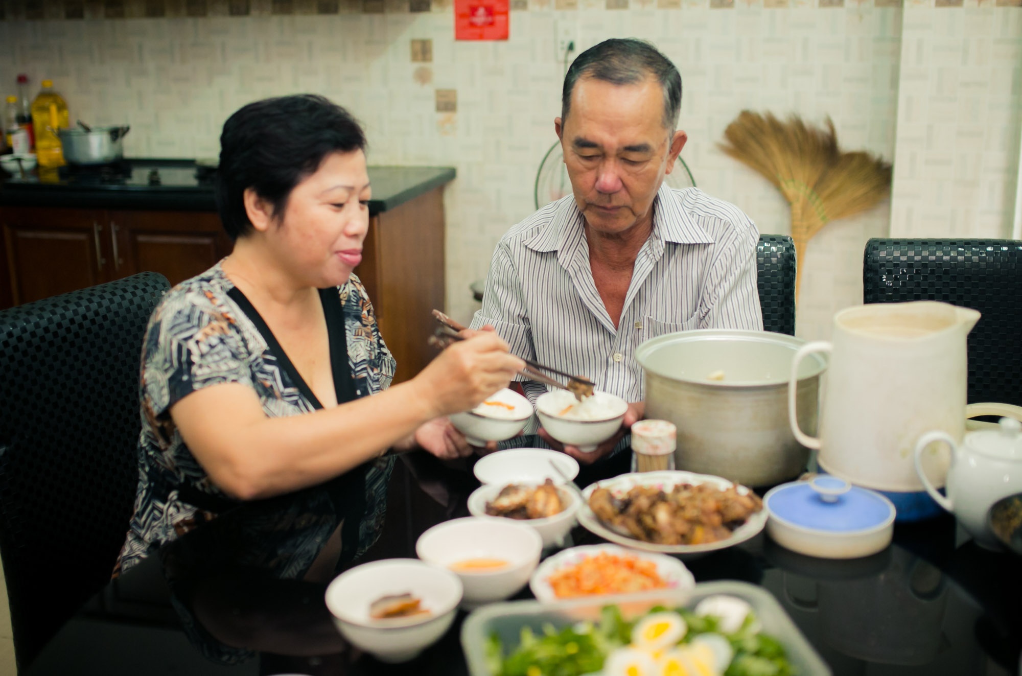 Nữ nghệ sĩ và ông xã hạnh phúc trong bữa ăn ấm cúng.