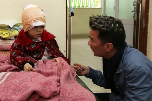 Mr. Dam giup do be gai 5 tuoi bi may no quan mat tai hinh anh