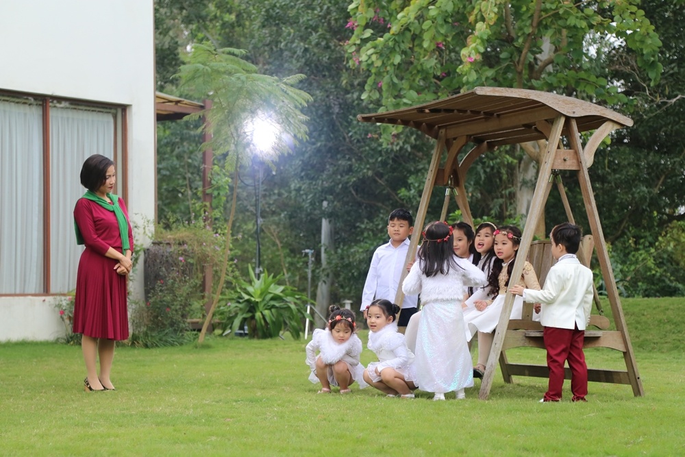 My Linh khoe biet thu giua thien nhien trong MV Giang sinh hinh anh