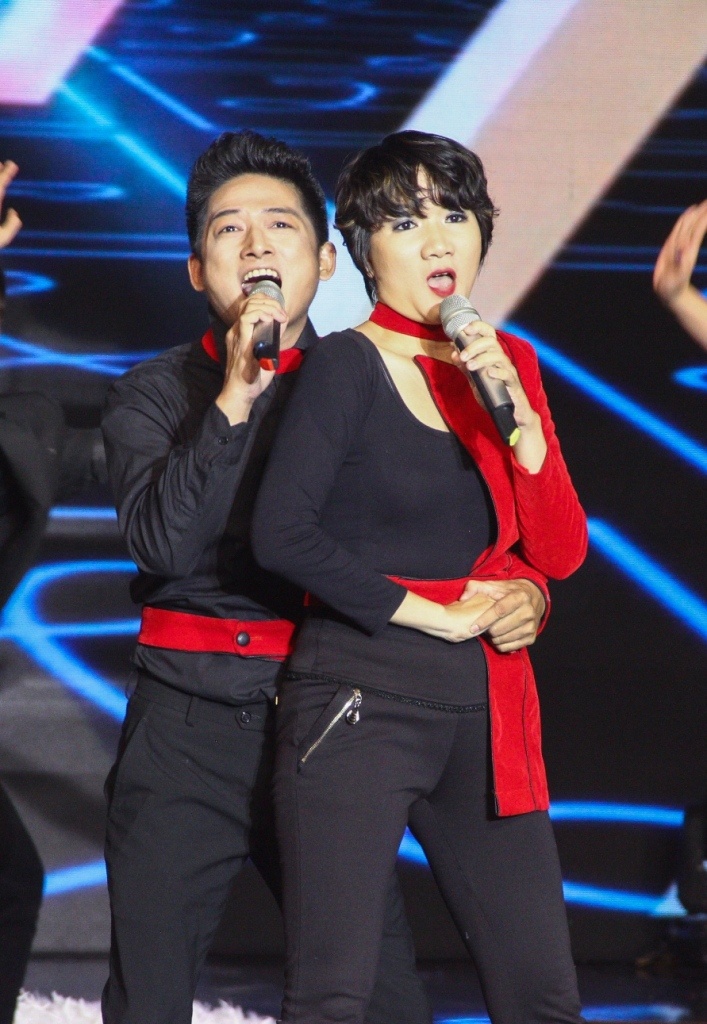 Hình 7: Với Anh thì không (nhạc nước ngoài; lời Việt Vũ Xuân Hùng) đôi Lê Hà Hàn Giang – Nguyễn Ngọc Quân thực sự “đốt cháy” sân khấu với phần trình diễn điêu luyện, kết hợp màn vũ đạo sôi động. 