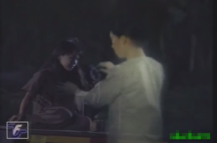 Trong Đất phương Nam, những cảnh phim nói về mẹ luôn để lại nhiều cảm xúc. Xinh Xinh – cô cháu gái của ông Tiều dù mẹ đã mất, nhưng mỗi đêm trăng rằm, cô bé lại ra đầu ghe ngồi chờ mẹ về. Em tâm sự với An: “Cứ mỗi lần trăng rằm, mẹ sẽ về thăm em. Từ dưới nước bóng trăng kia đi lên, mẹ mặc áo dài vàng, quanh người sáng rực. Lần nào cũng vậy, mẹ ôm em và chải tóc cho em”. 