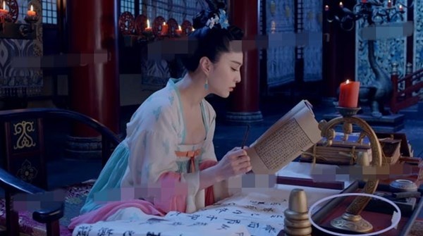 ...nhưng chỉ tíc tắc sau, nó lại nằm trong chiếc khay để nghiên mực.