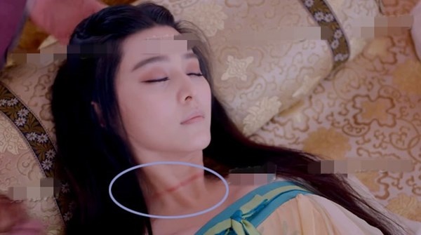 ...thế nhưng vết hằn lại ở tít phía dưới.