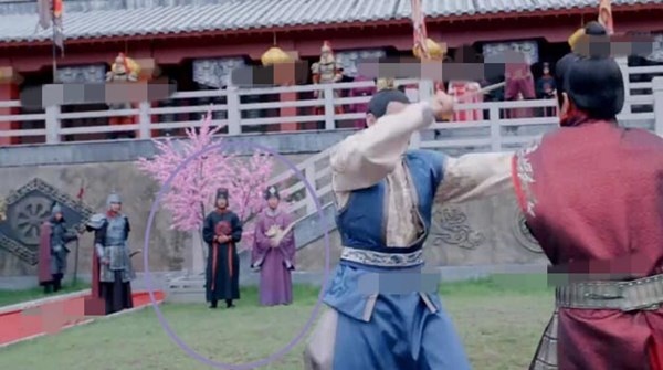 ...khi đổi góc máy, hai thái giám này đứng trên sân cỏ.