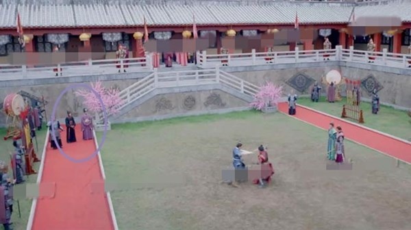 ...đổi lại góc máy, hai thái giám vẫn đang đứng trên thảm đỏ.