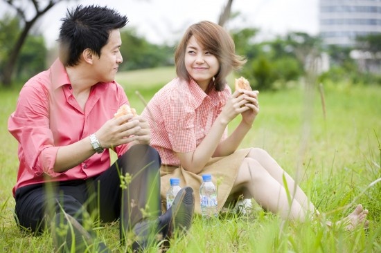 Diễn xuất khá cứng, lời thoại quá nhanh khiến nhiều người phải “căng” tai ra để nghe nhưng vẫn không theo kịp. Dù vào vai một anh chàng đẹp trai, giàu có và lịch lãm nhưng dường như Lam Trường diễn không đủ sức thu hút, lôi cuốn được các cô gái phải “đeo bám” và “tương tư”.