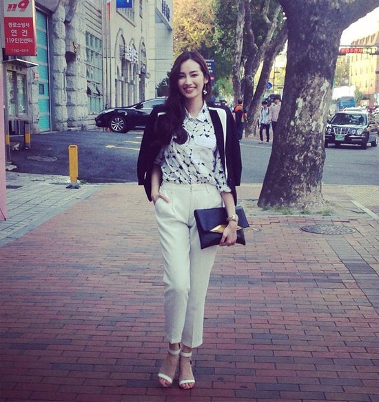 Người đẹp cũng biết tận dụng ưu điểm ngoại hình của mình để khoe nét gợi cảm từ những trang phục đời thường.