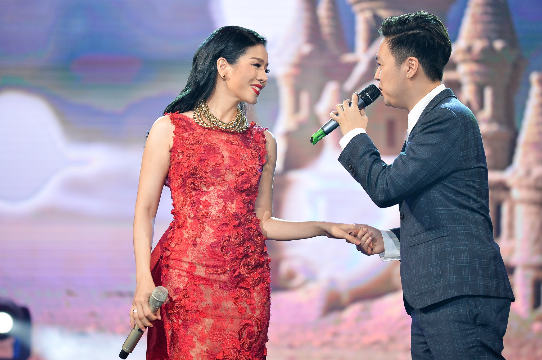 Le Quyen nong nan ben dan my nam Vpop hinh anh