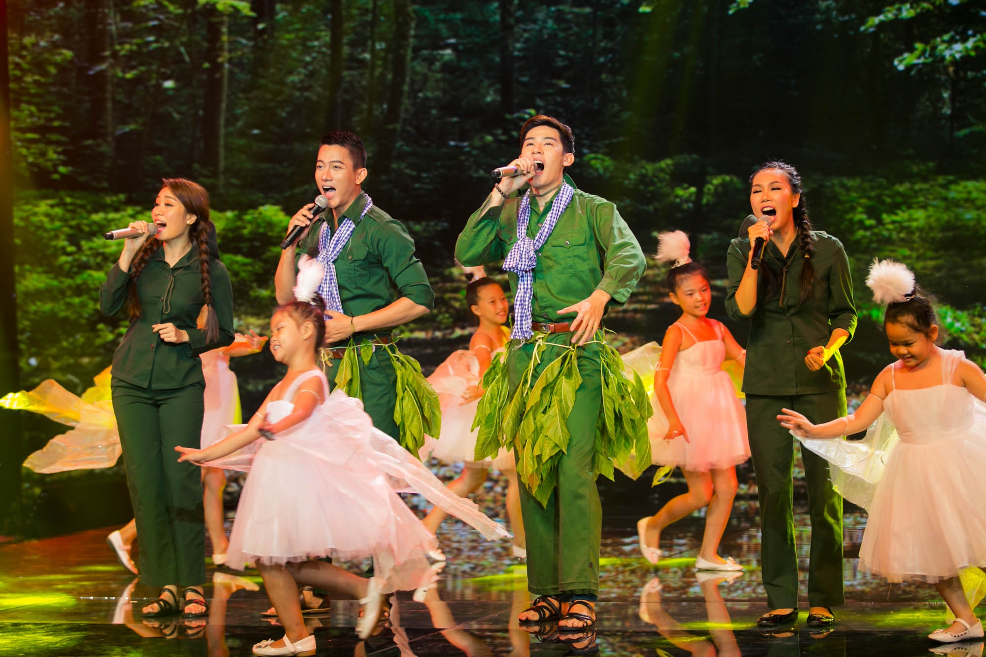 Khánh Ngọc và Lê Trung Cương hỗ trợ cho cặp Minh Thư và Minh Trung trong liên khúc Xuân chiến khu – Mùa xuân trên Thành phố Hồ Chí Minh - Nhạc rừng.  4 chàng trai cô gái hóa thân thành những chiến sĩ bộ đội đang rạo rực khí thế khi mùa xuân đang về. Bộ tứ đã mang đến không khí vui tươi, sôi động và đầy dí dỏm cùng sự hỗ trợ của các vũ công nhí.