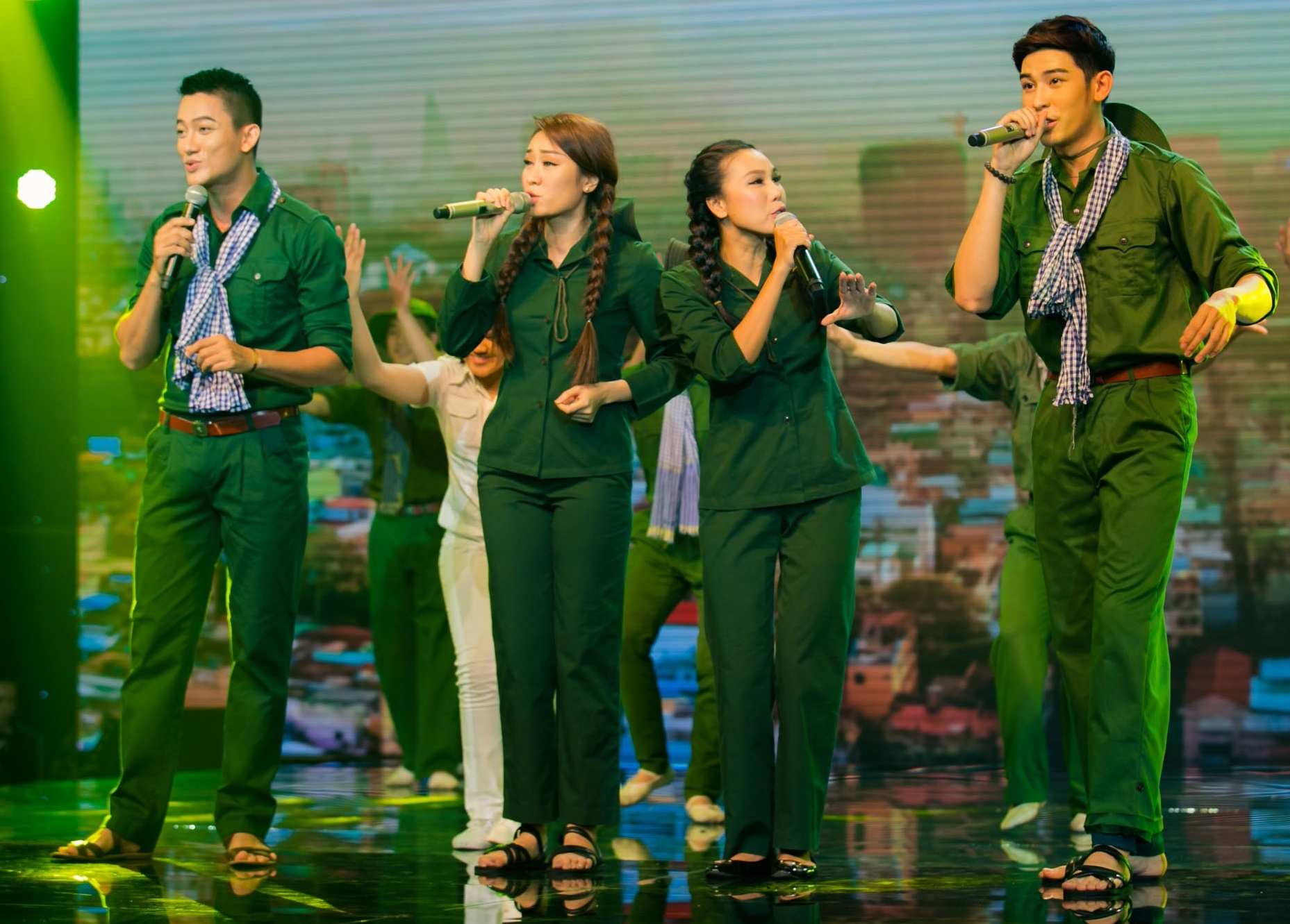 Quang Linh dành lời khen cho việc kết hợp các ca khúc lại với nhau rất phù hợp cũng như tinh thần lạc quan yêu đời mà 4 giọng ca này mang đến. Thanh Bạch cho biết họ đã có sự mạo hiểm khi lựa chọn các ca khúc sống mãi với thời gian, nhưng nhờ vậy đã mang đến bạn trẻ những cảm nhận về không khí của thời kỳ chiến đấu của cha ông. Họ nhận được  28 điểm.