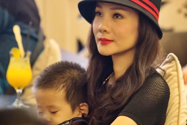 Con trai Duong Yen Ngoc ngu ngoan trong long me hinh anh