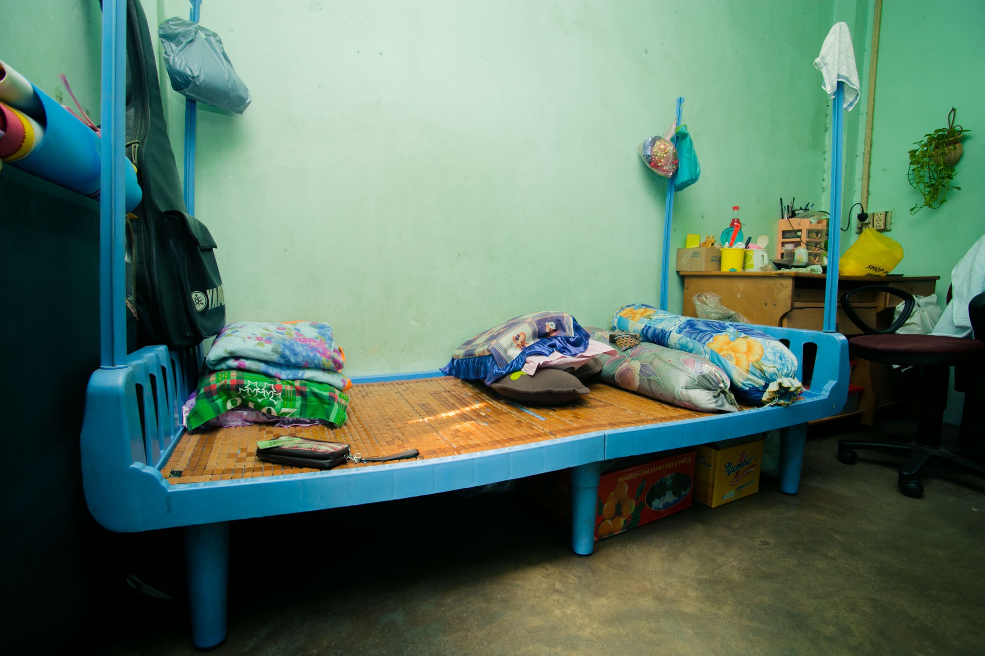 Chiếc giường sắt nơi bà nghỉ ngơi mỗi đêm.