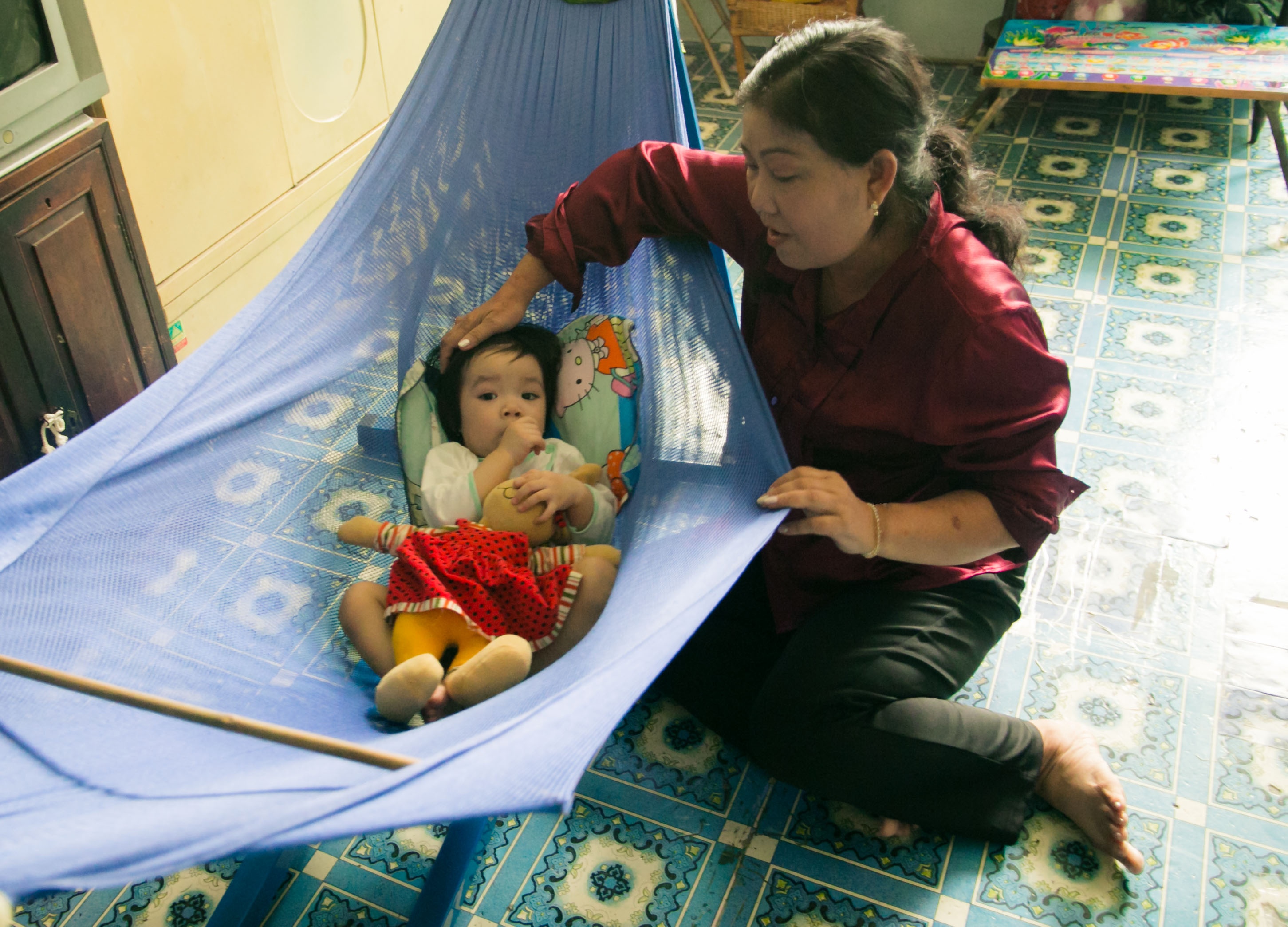 Bà nhận giữ thêm đứa cháu hàng xóm để thêm thu nhập.