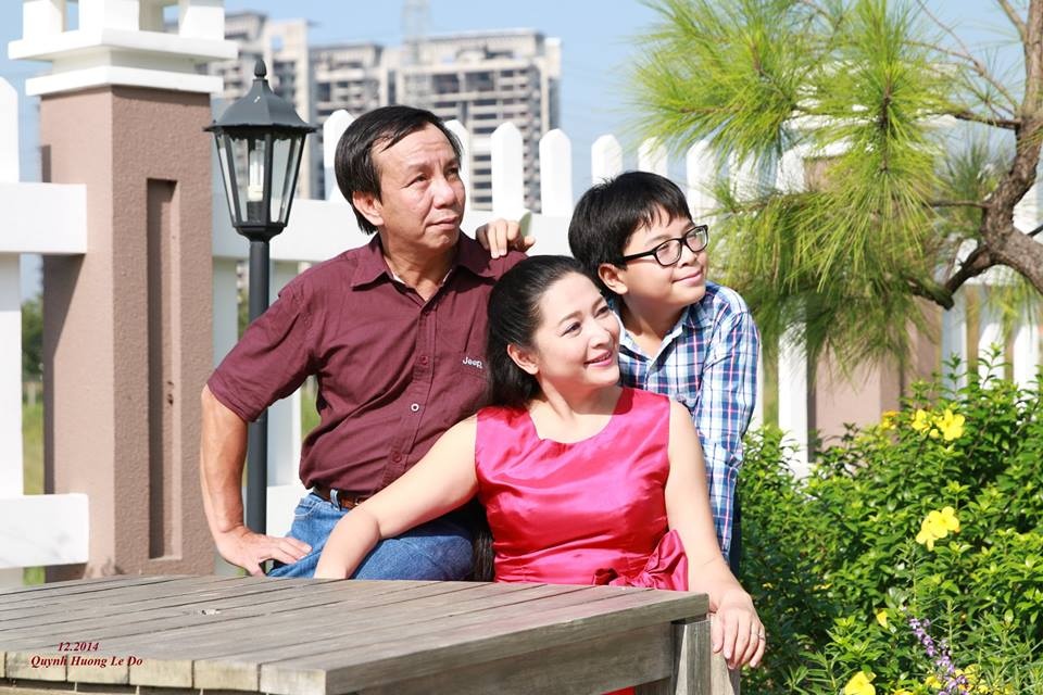 MC Quỳnh Hương bên cạnh ông xã và con trai.