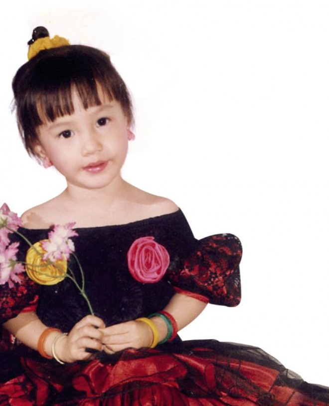 My sinh ngày 27/1/1990, là con một nên được ba mẹ cưng chiều hết mực. Từ nhỏ, cô bé Vũ Phạm Diễm My đã xinh xắn, dạn dĩ, thích múa hát và cực kỳ điệu. Cô bé thích mặc màu nổi, đeo trang sức nhiều màu.