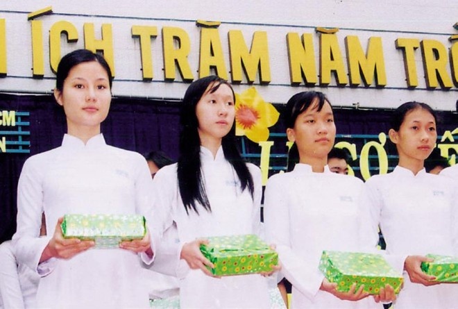 Diễm My nhận phần thưởng cuối năm lớp mười, trường Bùi Thị Xuân, TP. HCM. Dù đi đóng phim, làm MC nhưng My luôn giữ thành tích học sinh giỏi.