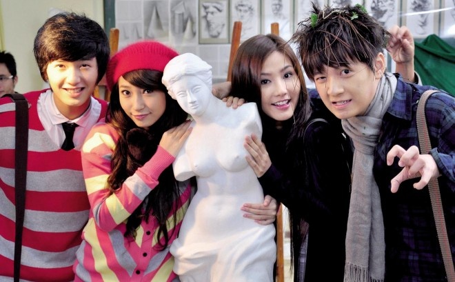 Diễm My cùng các bạn diễn trong phim Thiên sứ 99 (đạo diễn Minh Cao) chụp ảnh kỷ niệm. Phim ra mắt dịp Tết năm 2011.