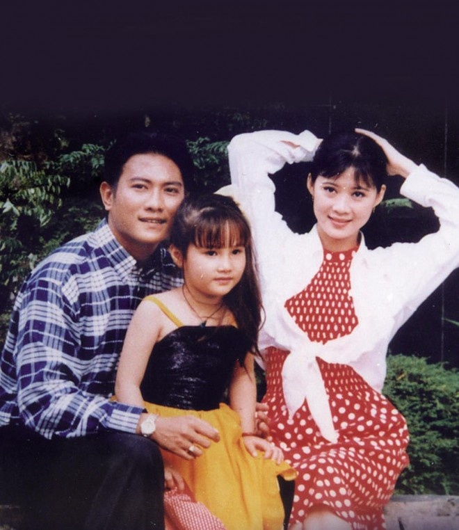 Diễm My chụp ảnh với chú Hoàng Phúc và cô Diễm Hương khi tham gia phim Đứng dậy sau cơn mê. Năm 5 tuổi, My tham gia ba phim chiếu rạp.